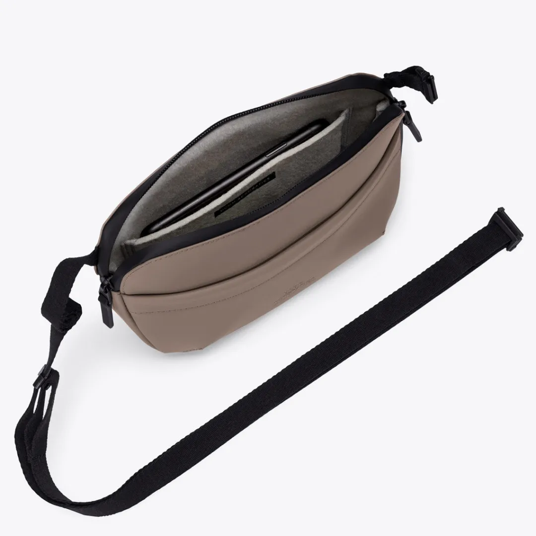 Ucon Acrobatics Melvin Medium Bag DarkSand New
